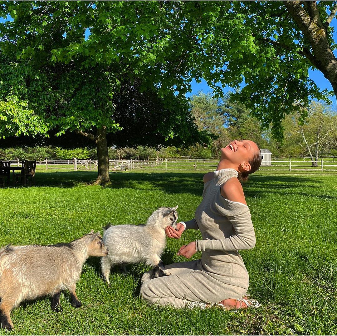 Photos n°1 : Bella Hadid The Goat Whisperer!