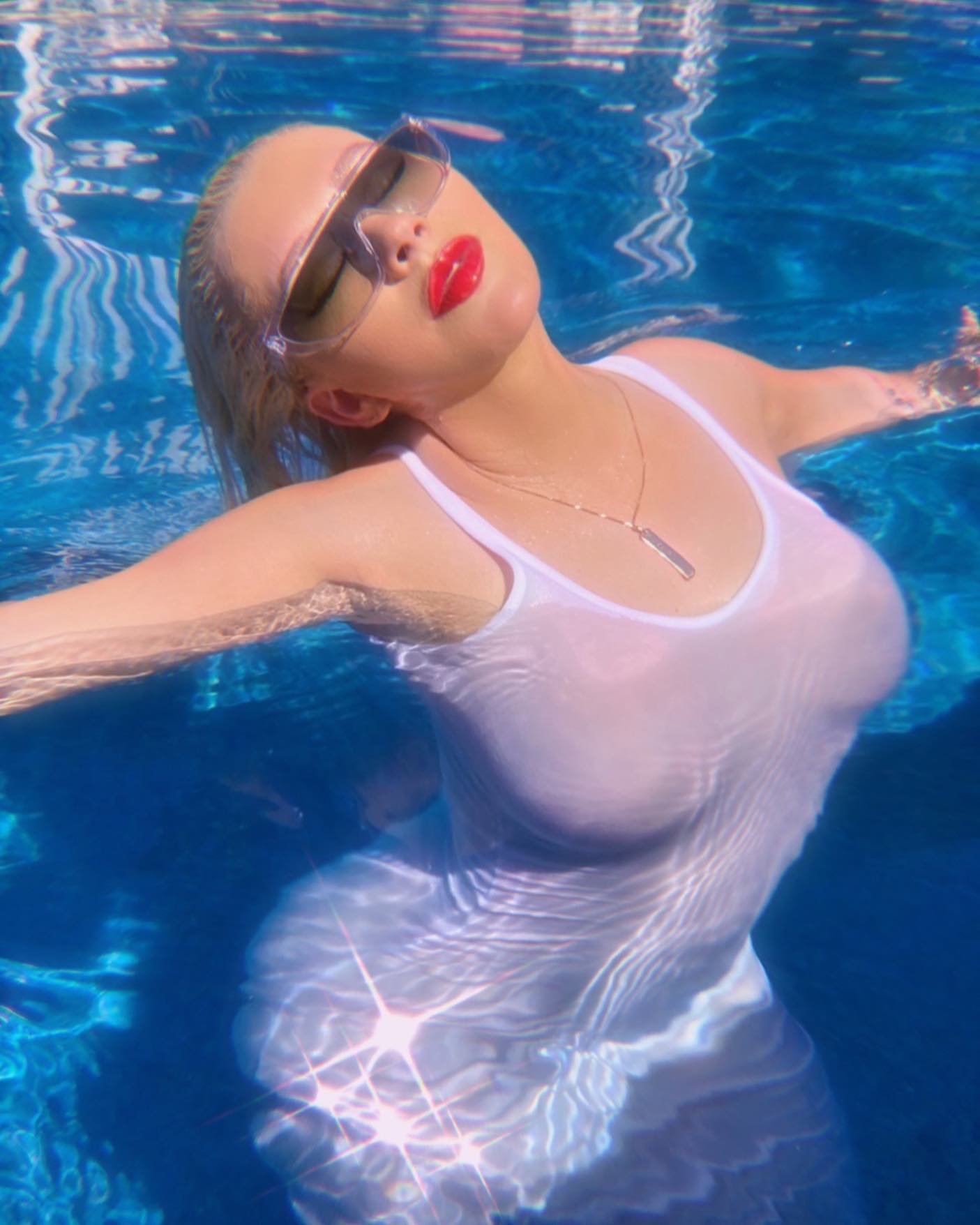 Christina Aguilera Fiesta en la piscina privada! - Photo 4