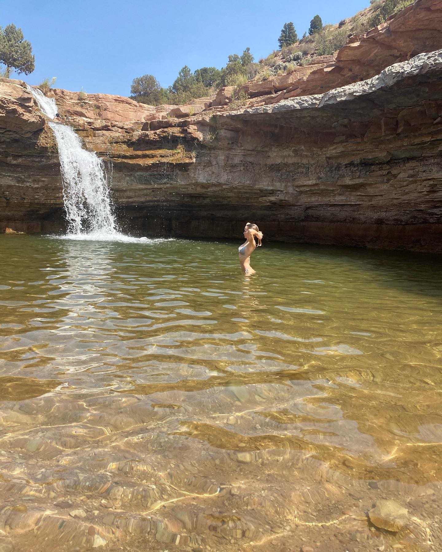 Photos n°3 : Dove Cameron Takes a Dip!
