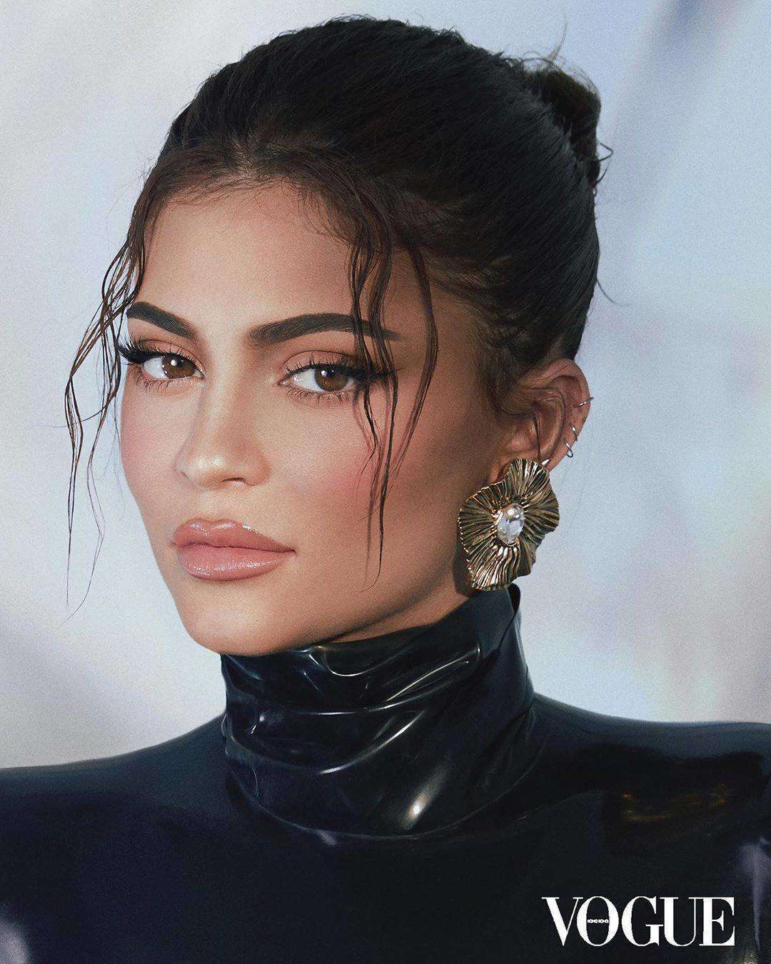 Photos n°2 : Kylie Jenner Airbrushed to Oblivion for Vogue!