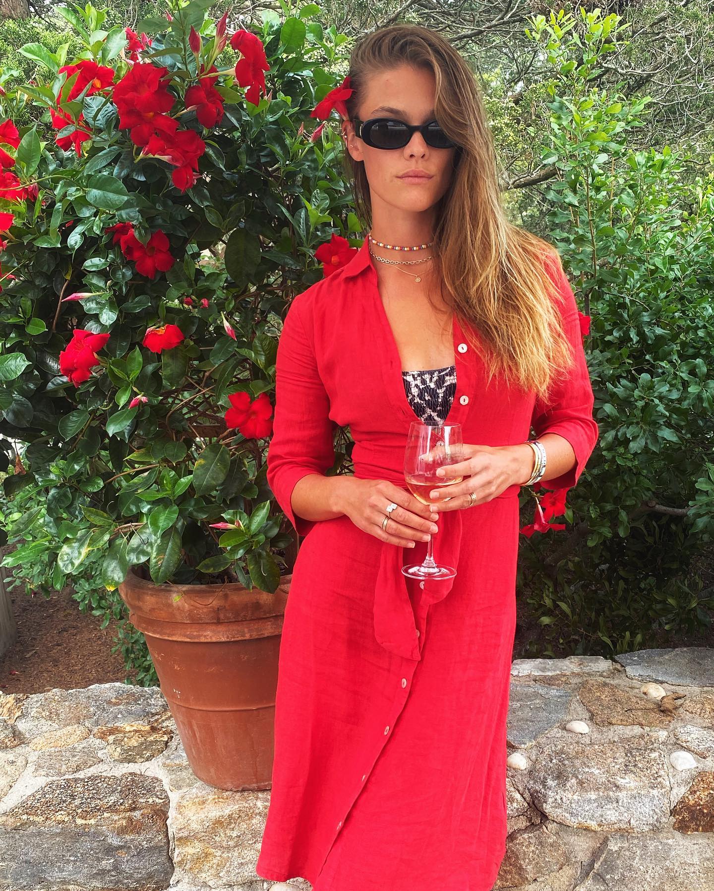 Photos n°4 : Nina Agdal is The Lady in Red!