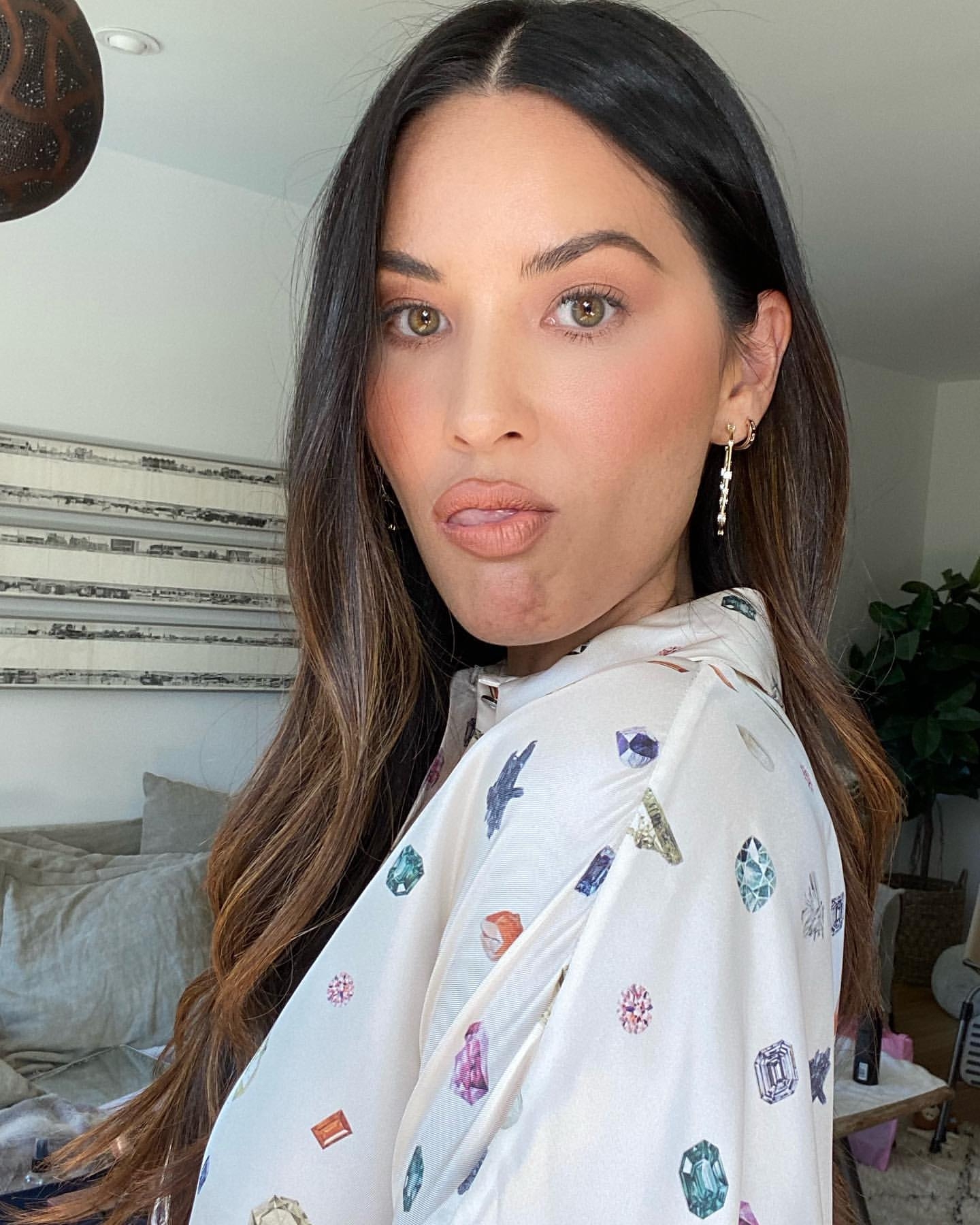 Photos n°3 : Olivia Munn Working on Her Angles!