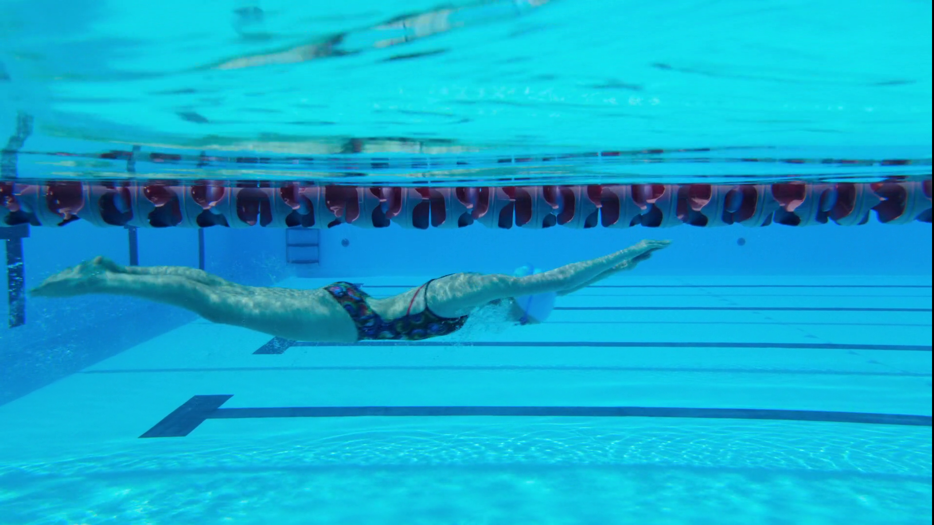 Photo n°2 : Peyton List est la natation pour l?or!