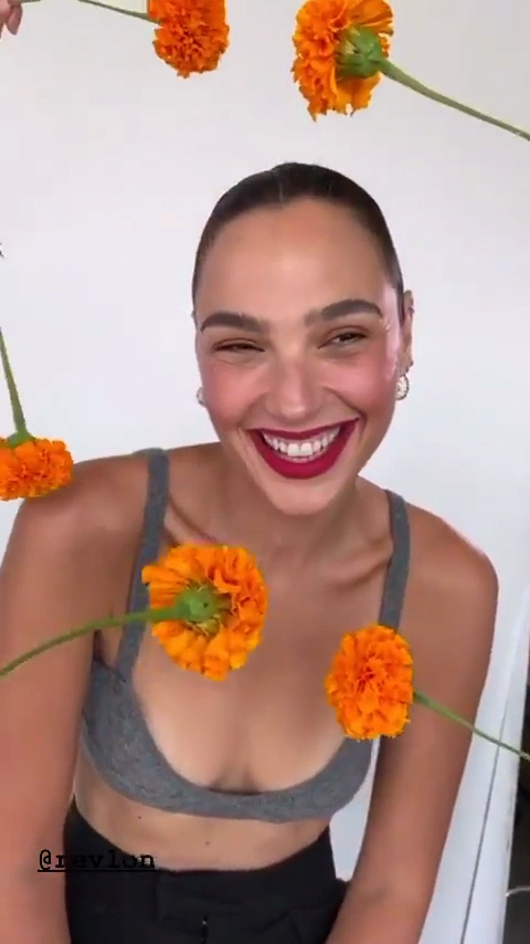 Gal Gadot Relaxes in the Sun! - Photo 21