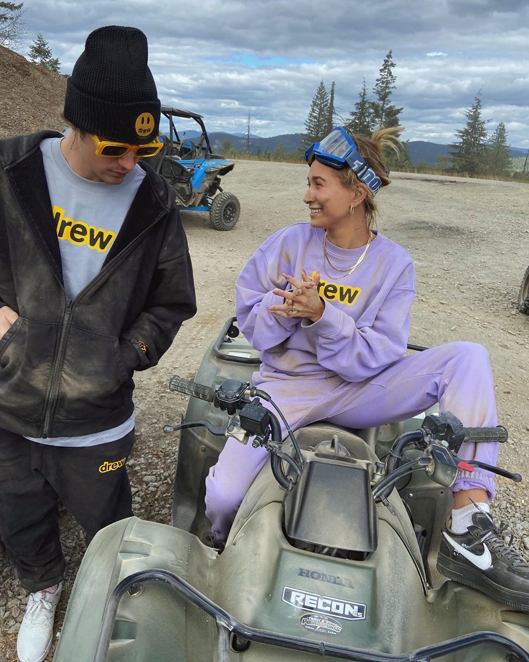 Photos n°1 : Off Roading with Hailey Beiber!