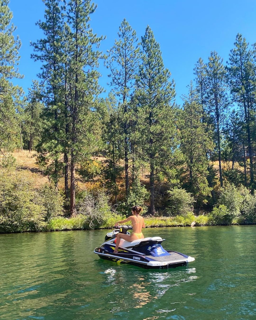 PHOTOS Kendall Jenner est à l?arrêt au lac!