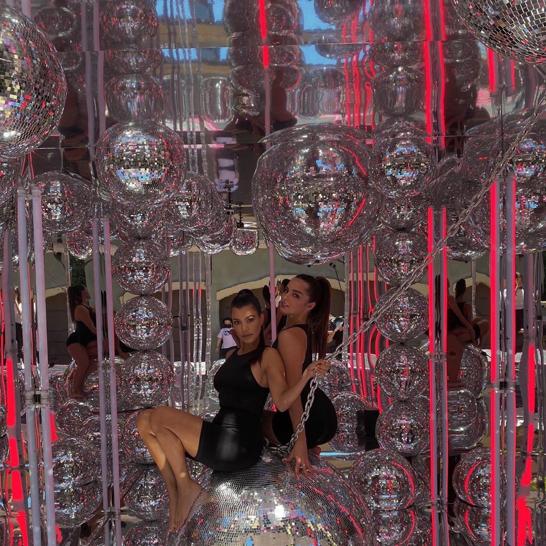 Photos n°4 : Kourtney Kardashian and Addison Rae Pull a Miley!
