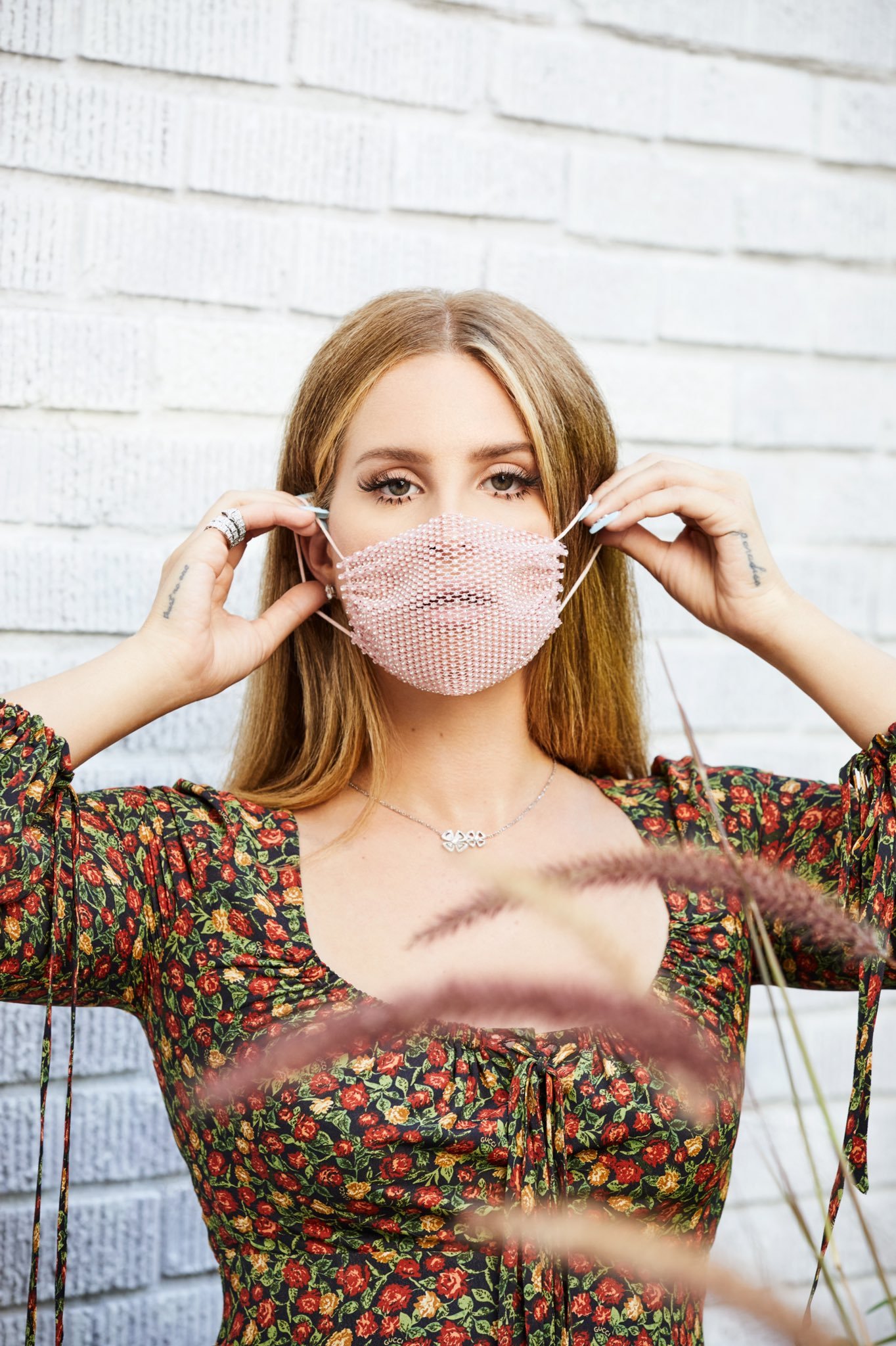Photos n°2 : Lana Del Ray’s Effective Face Mask!