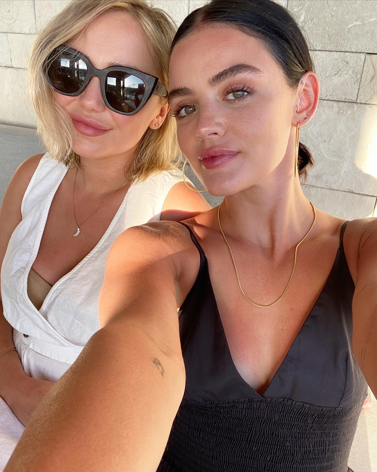 Photos n°2 : Lucy Hale on Vacation!
