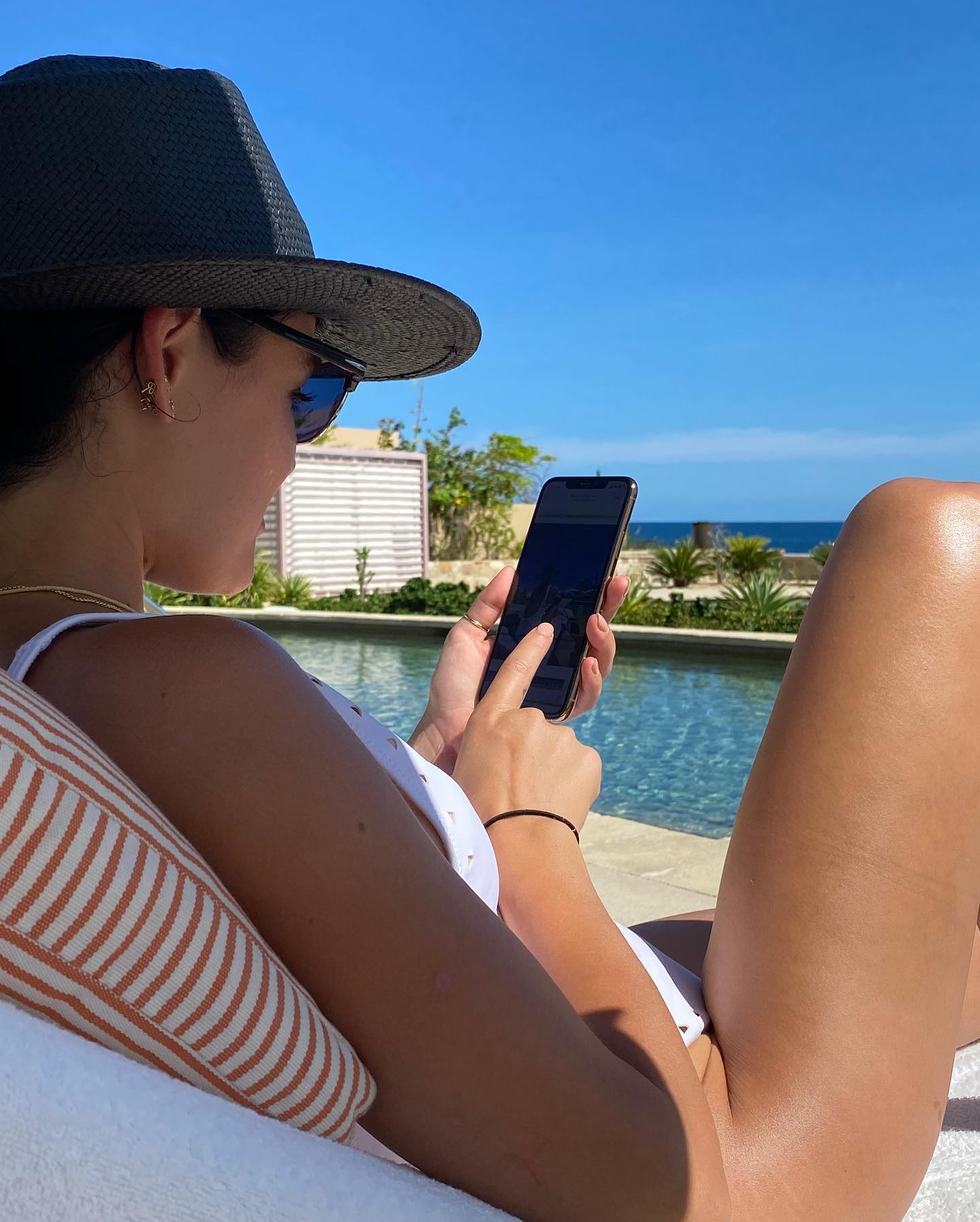Photos n°4 : Lucy Hale on Vacation!
