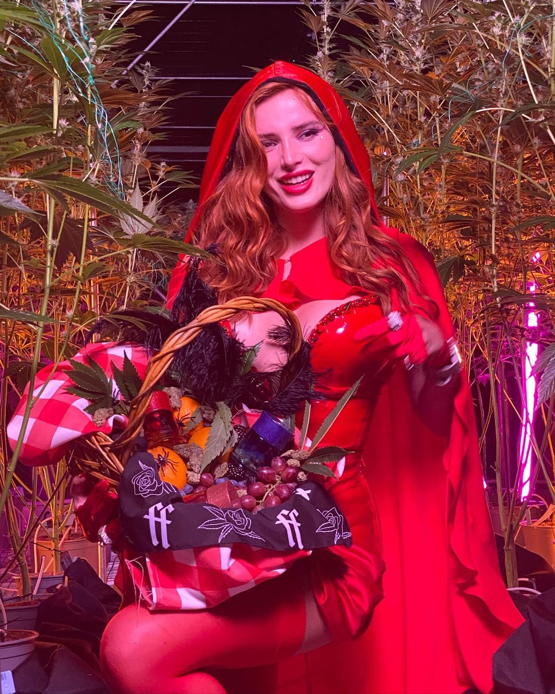Bella Thorne est Little Red Riding Hood! - Photo 5