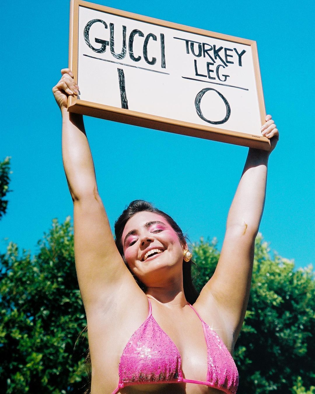 Elle Fanning VS a Turkey Leg! - Photo 5