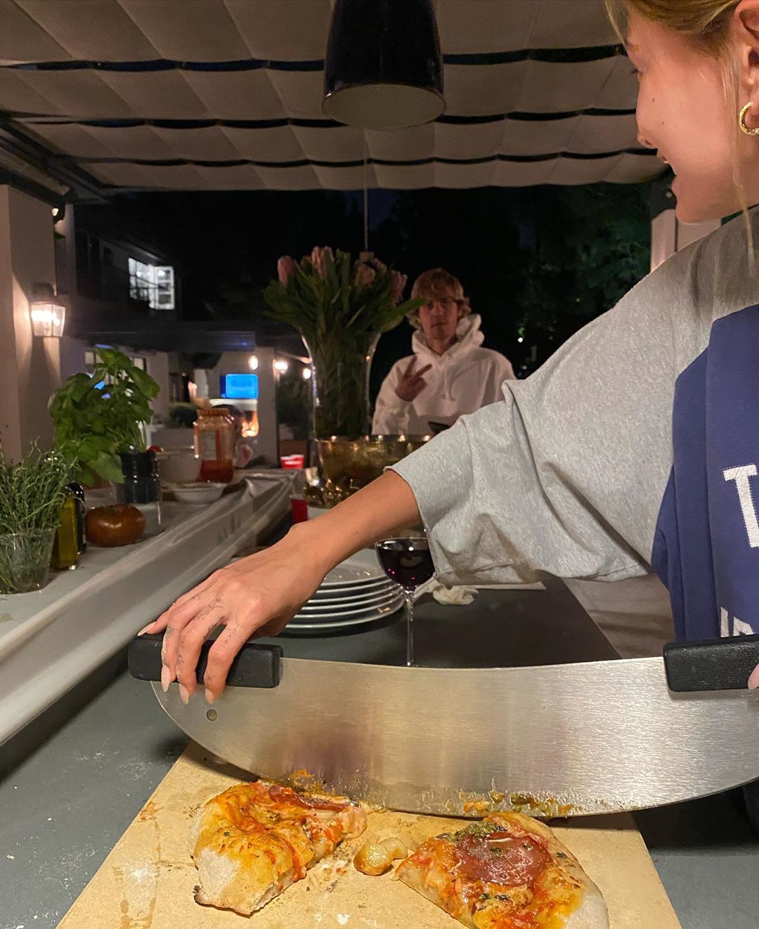 Hailey Baldwin Bieber’s Pizza Night! - Photo 1