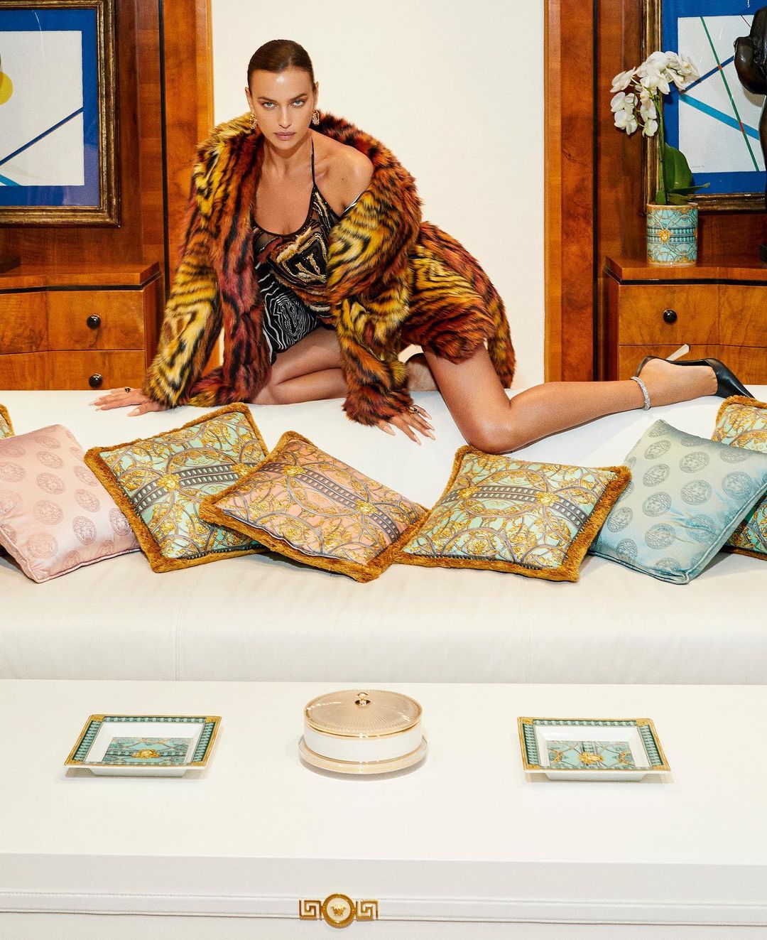 Fotos n°1 : Irina Shayk es All Legs para Versace!