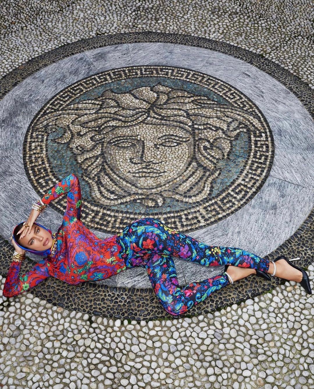 Photo n°7 : Irina Shayk est All Legs pour Versace!