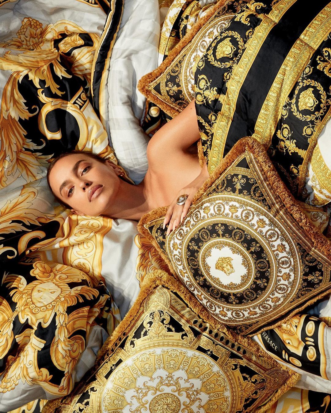 Photo n°9 : Irina Shayk est All Legs pour Versace!