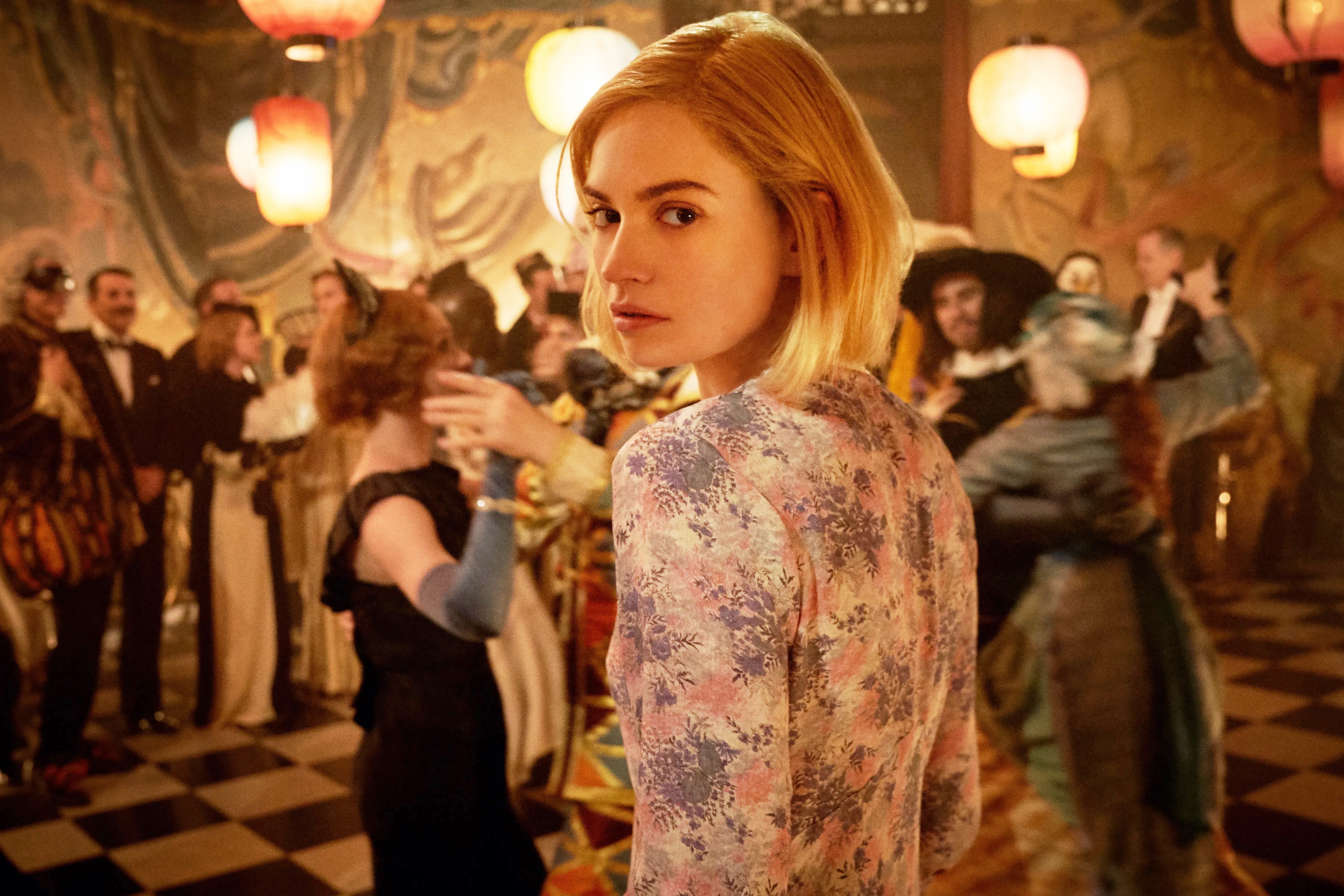 Photos n°6 : Lily James in Rebecca Remake!