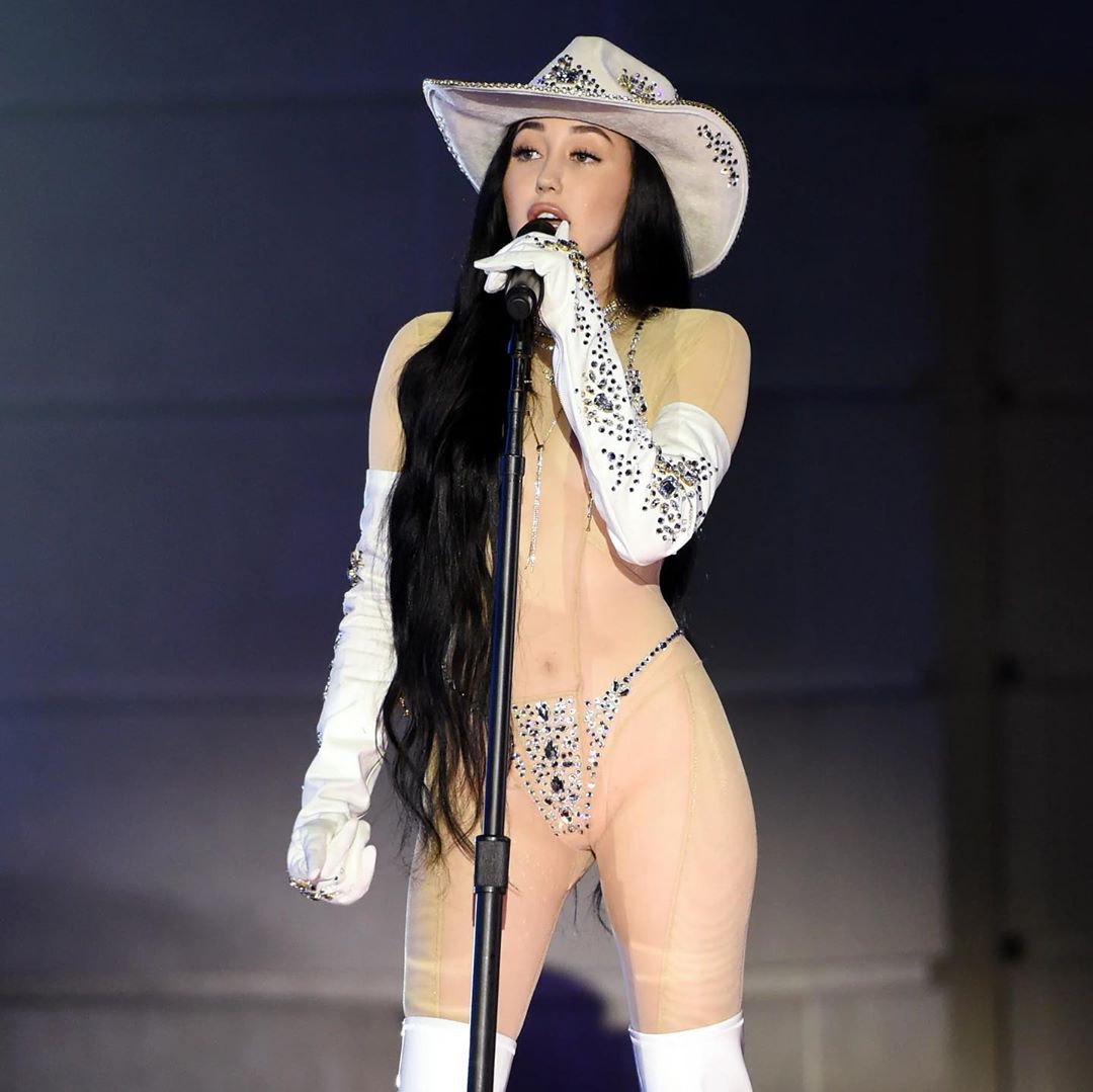 Noah Cyrus Strips Down on Stage! - Photo 4