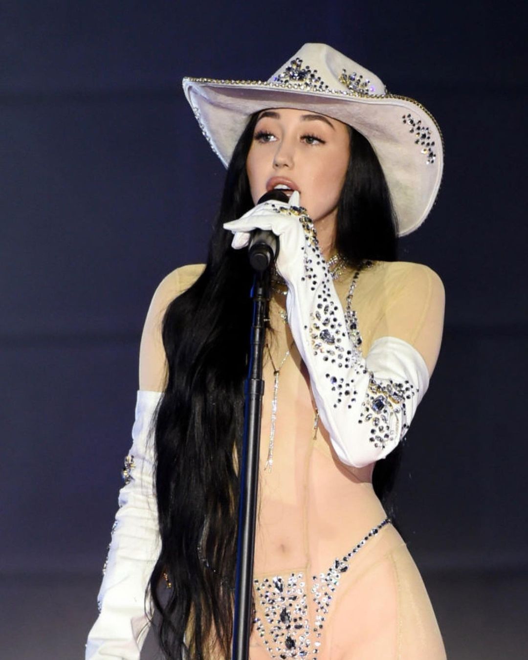 Noah Cyrus Strips Down on Stage! - Photo 3