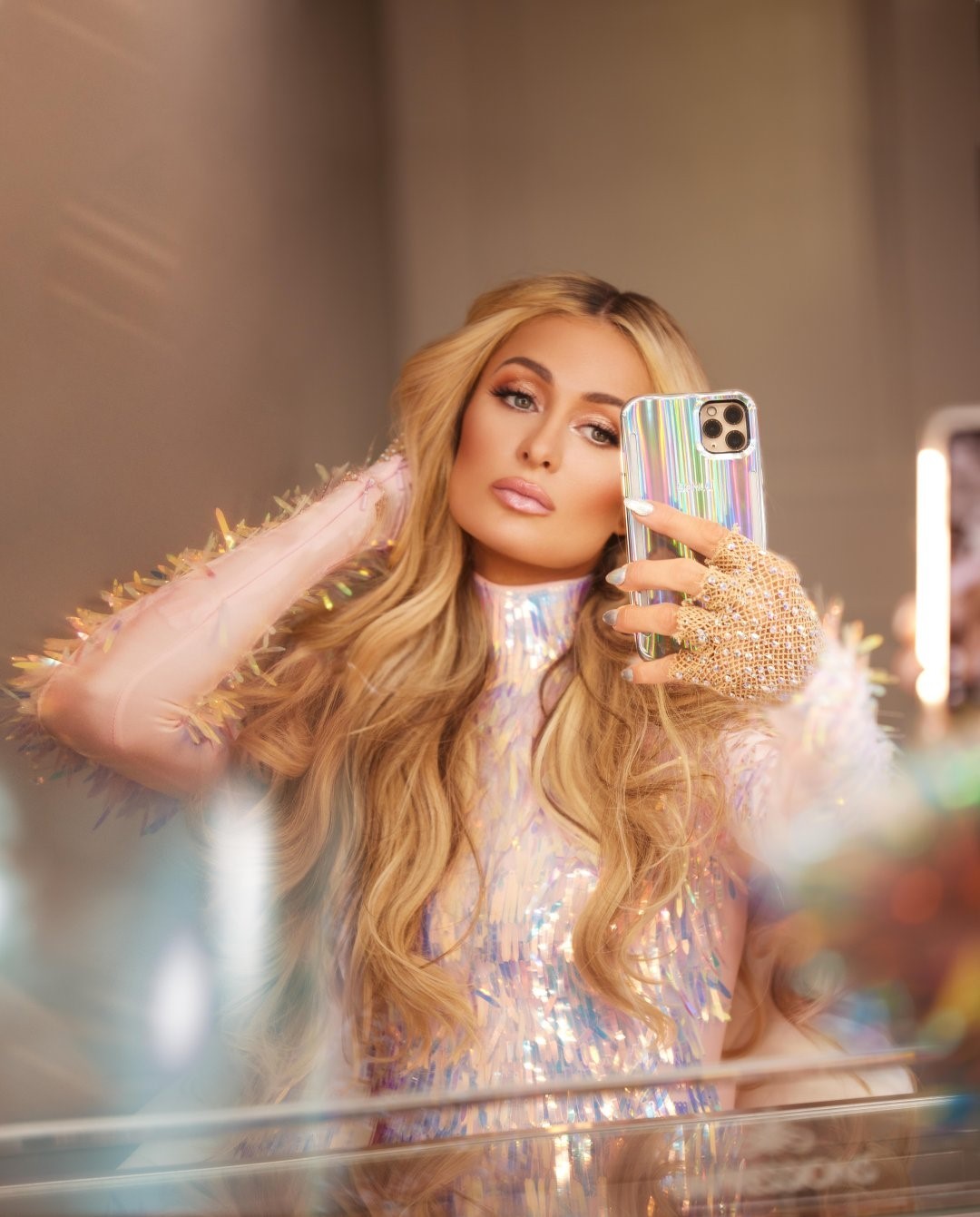 Photos n°2 : Holographic Paris Hilton!