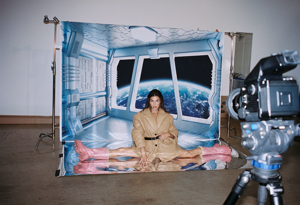 Photos n°8 : Rainey Qualley is Out of This World!