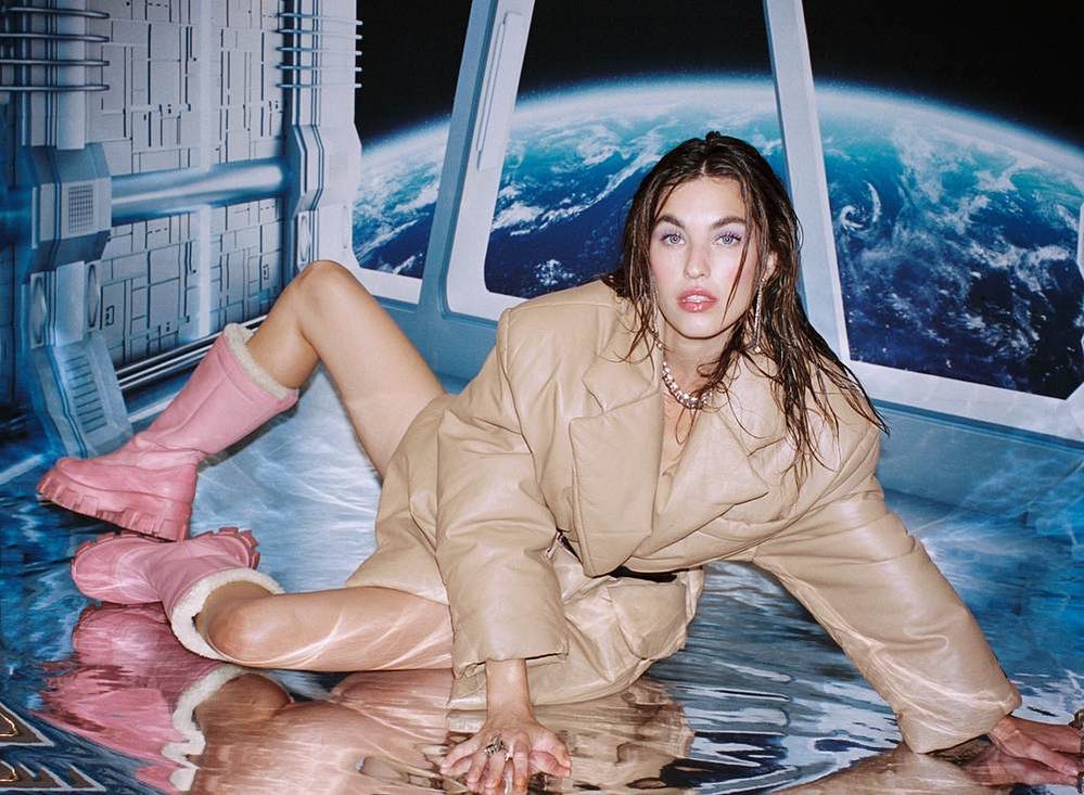 Photos n°2 : Rainey Qualley is Out of This World!