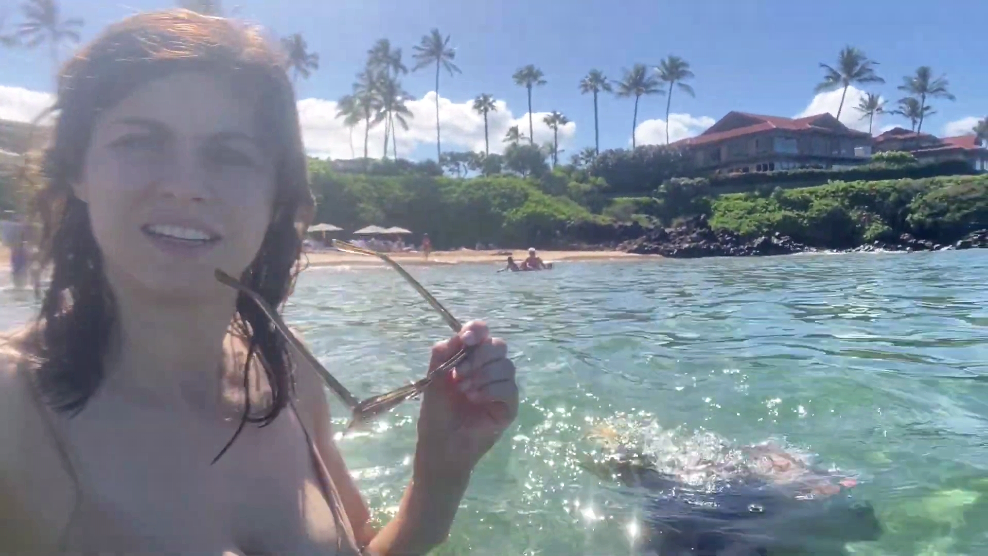 Alexandra Daddario Skinny Dips en vacances! - Photo 12