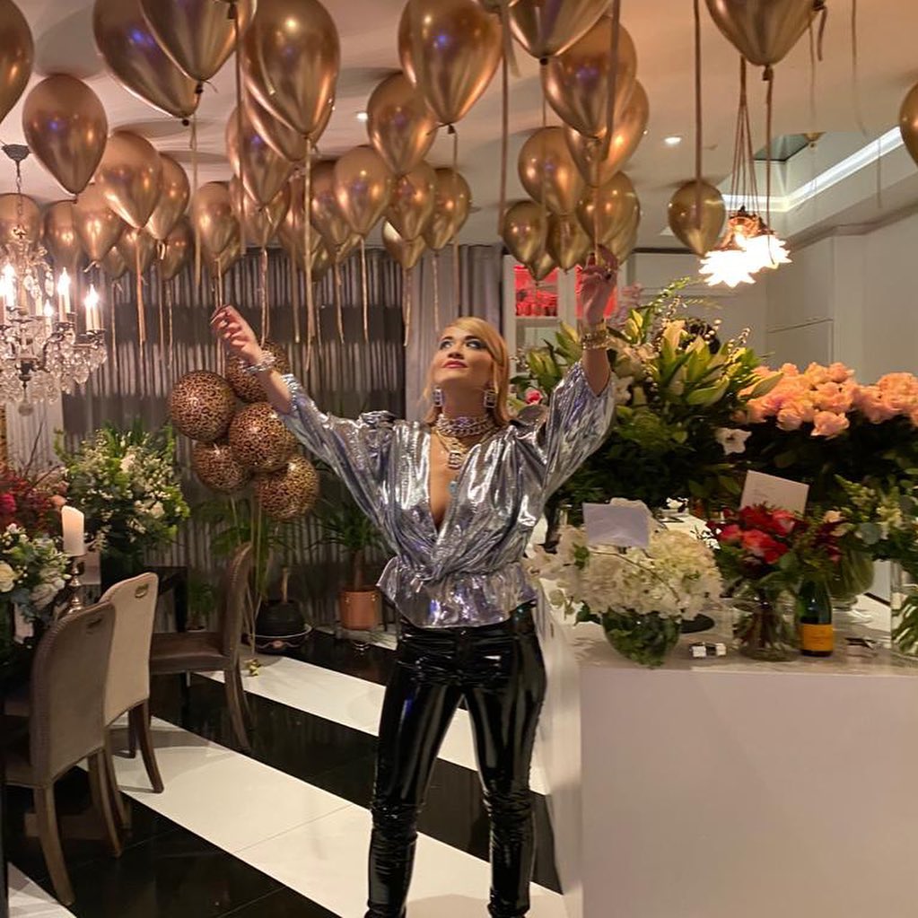 Fotos n°5 : Rita Ora celebra!