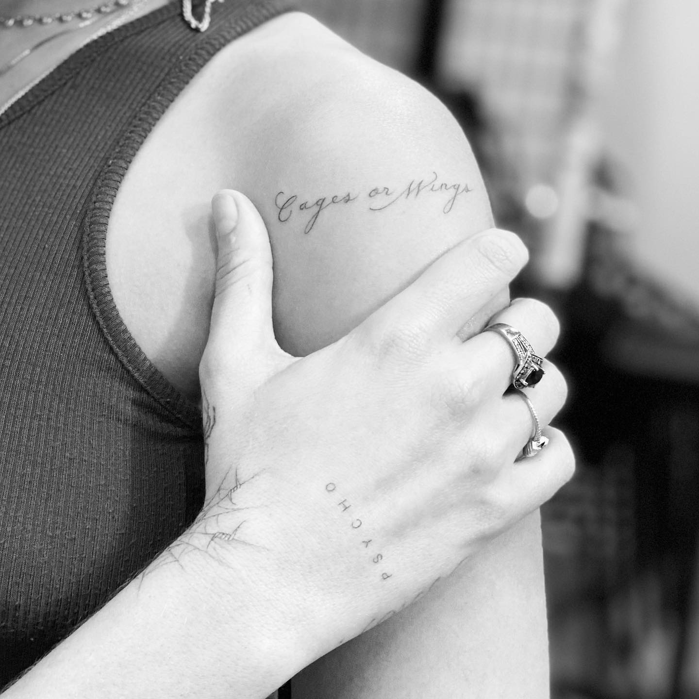 Vanessa Hudgens Obtient Tatted! - Photo 1