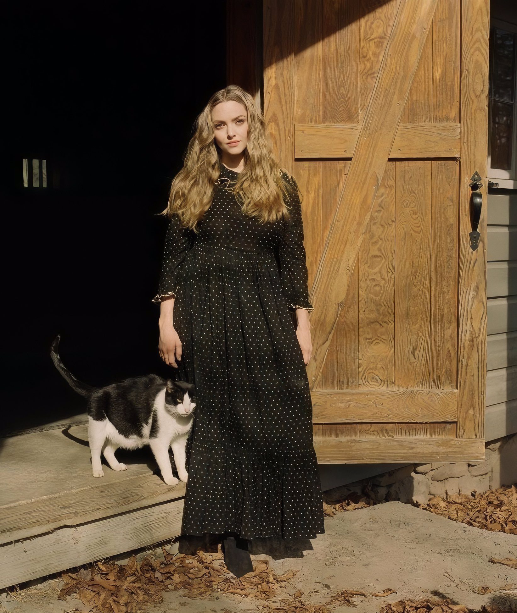 Amanda Seyfried on The Farm! - Photo 1