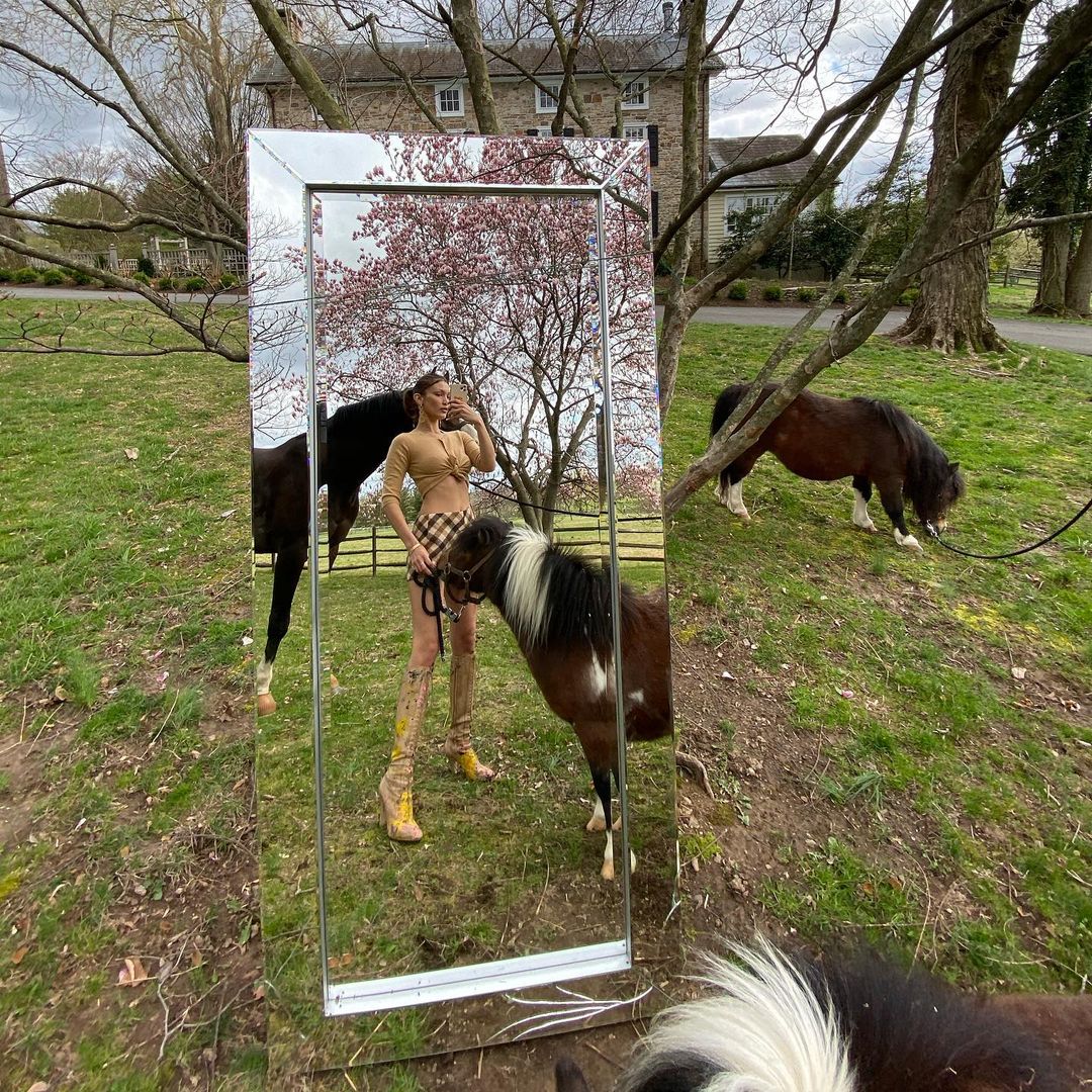 Bella Hadid’s Horse Girl Selfies! - Photo 5