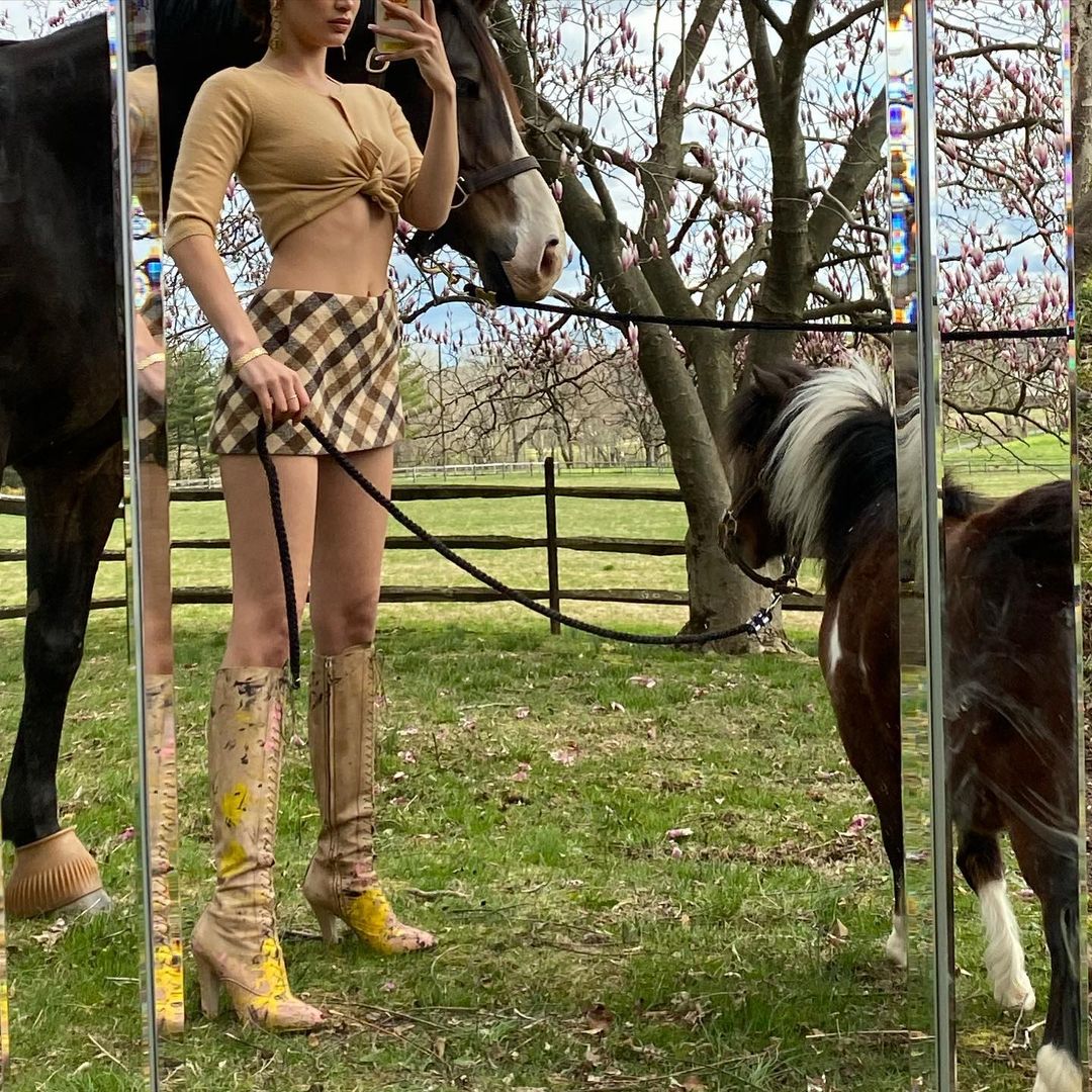 Bella Hadid’s Horse Girl Selfies! - Photo 4
