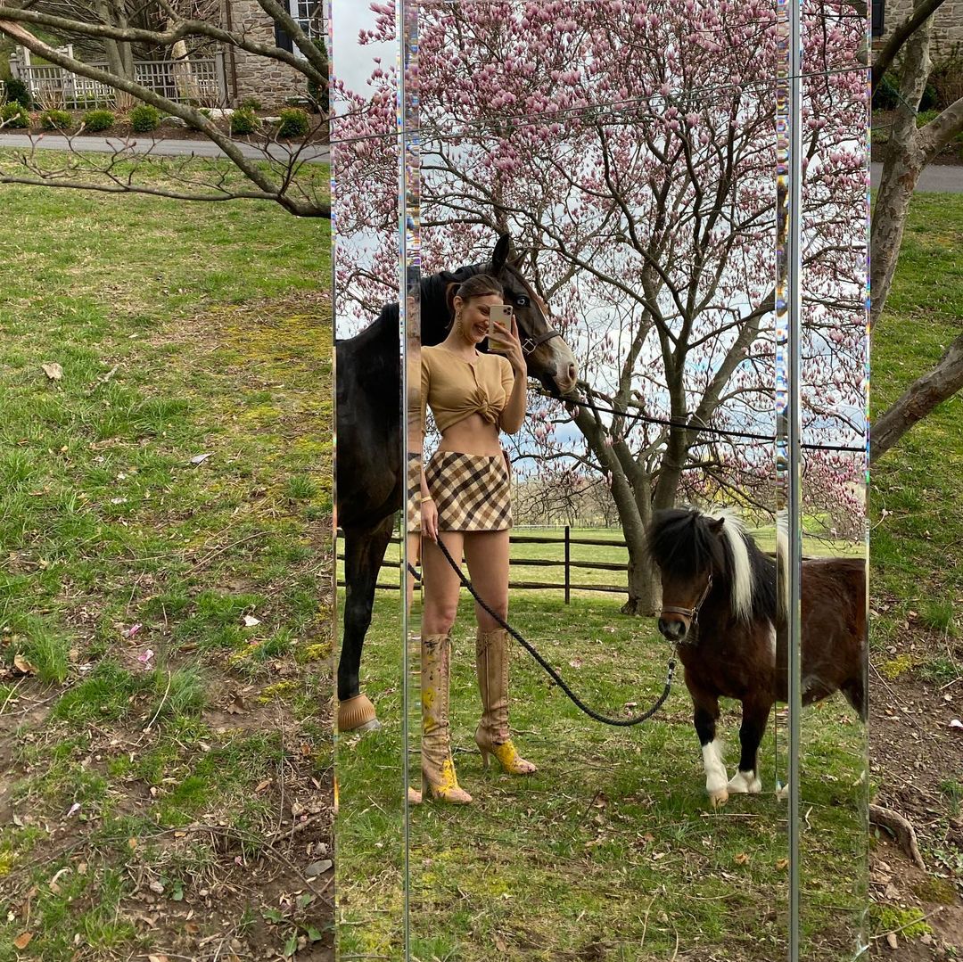 PHOTOS Bella Hadid?s Horse Girl Selfies!