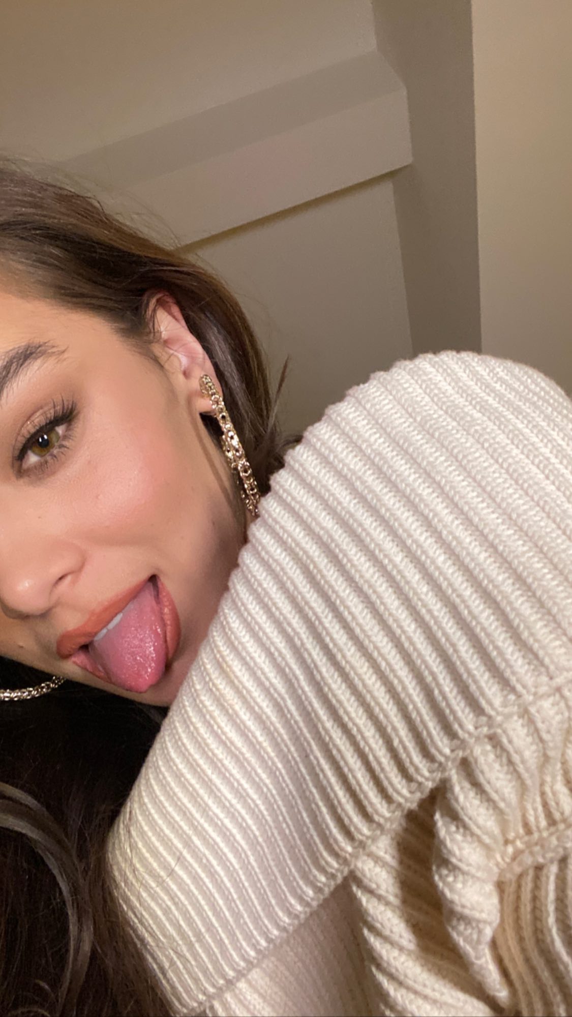Photos n°5 : Hailee Steinfeld Does Press From Home!