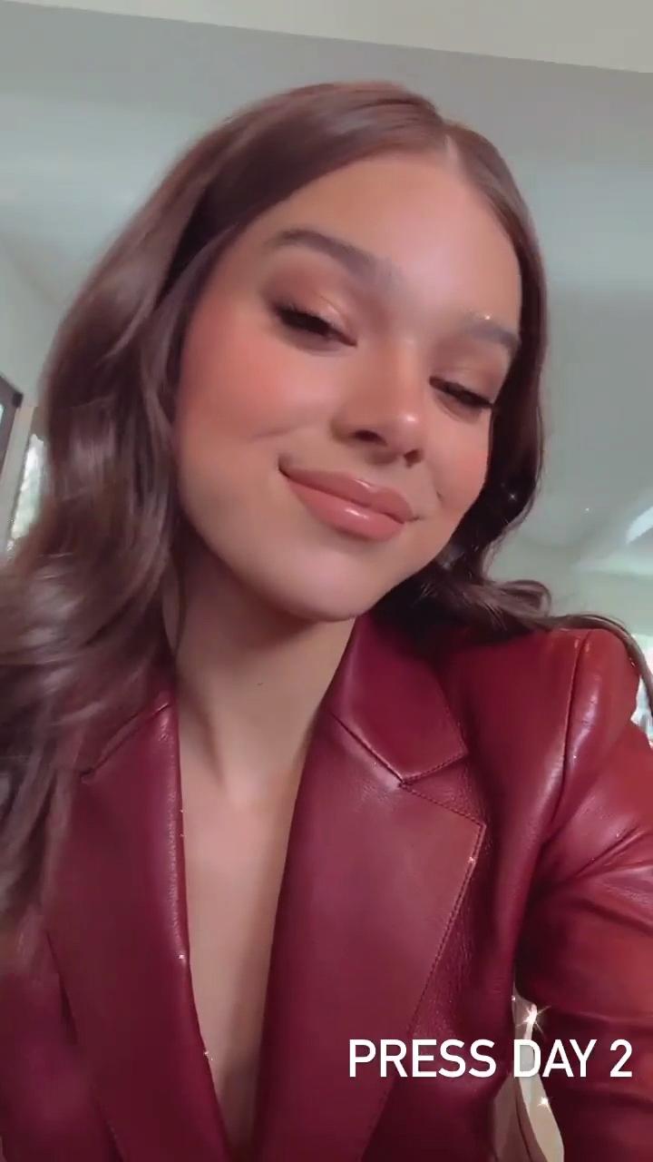 Photos n°9 : Hailee Steinfeld Does Press From Home!