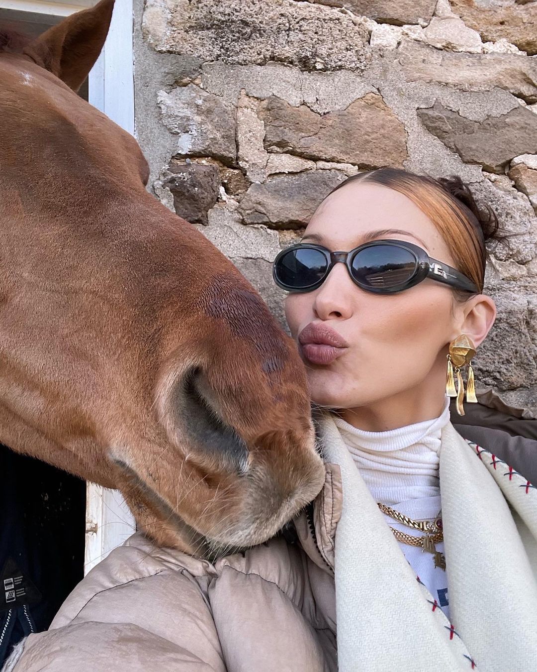 Photos n°4 : Bella Hadid Gets Love From Her Babba!