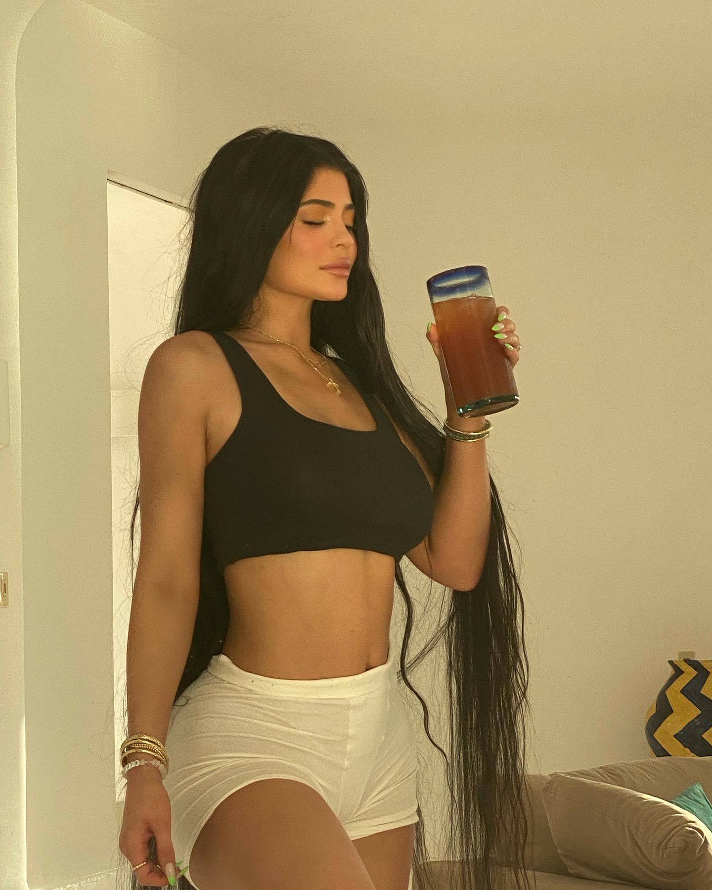 Photos n°11 : Kylie Jenner’s Shadow is Breaking the Internet!