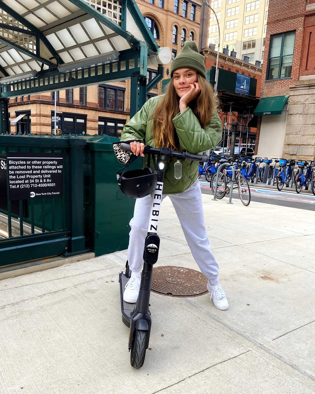 Photos n°4 : Nina Agdal is Back on the Work Commute!