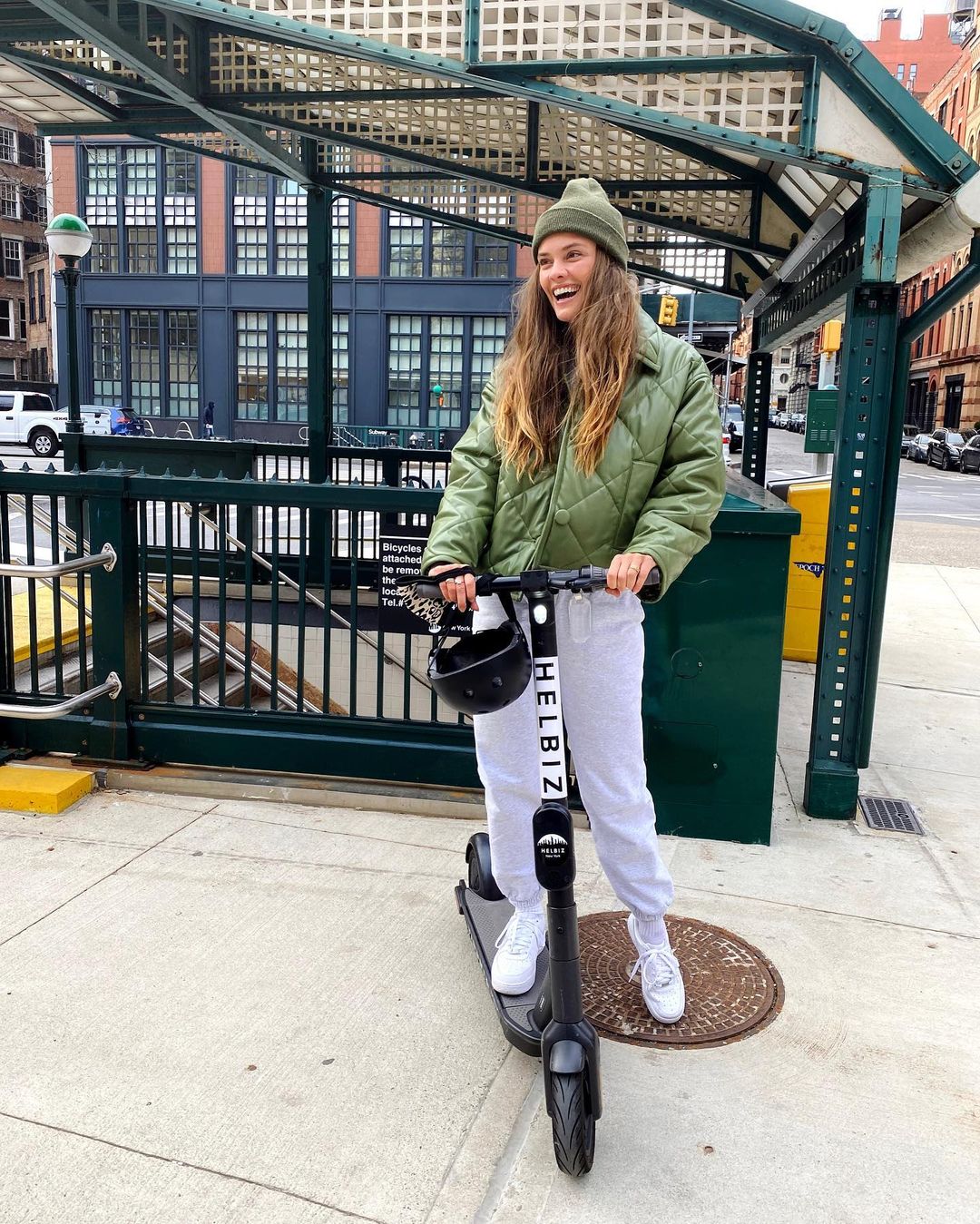 Photos n°5 : Nina Agdal is Back on the Work Commute!