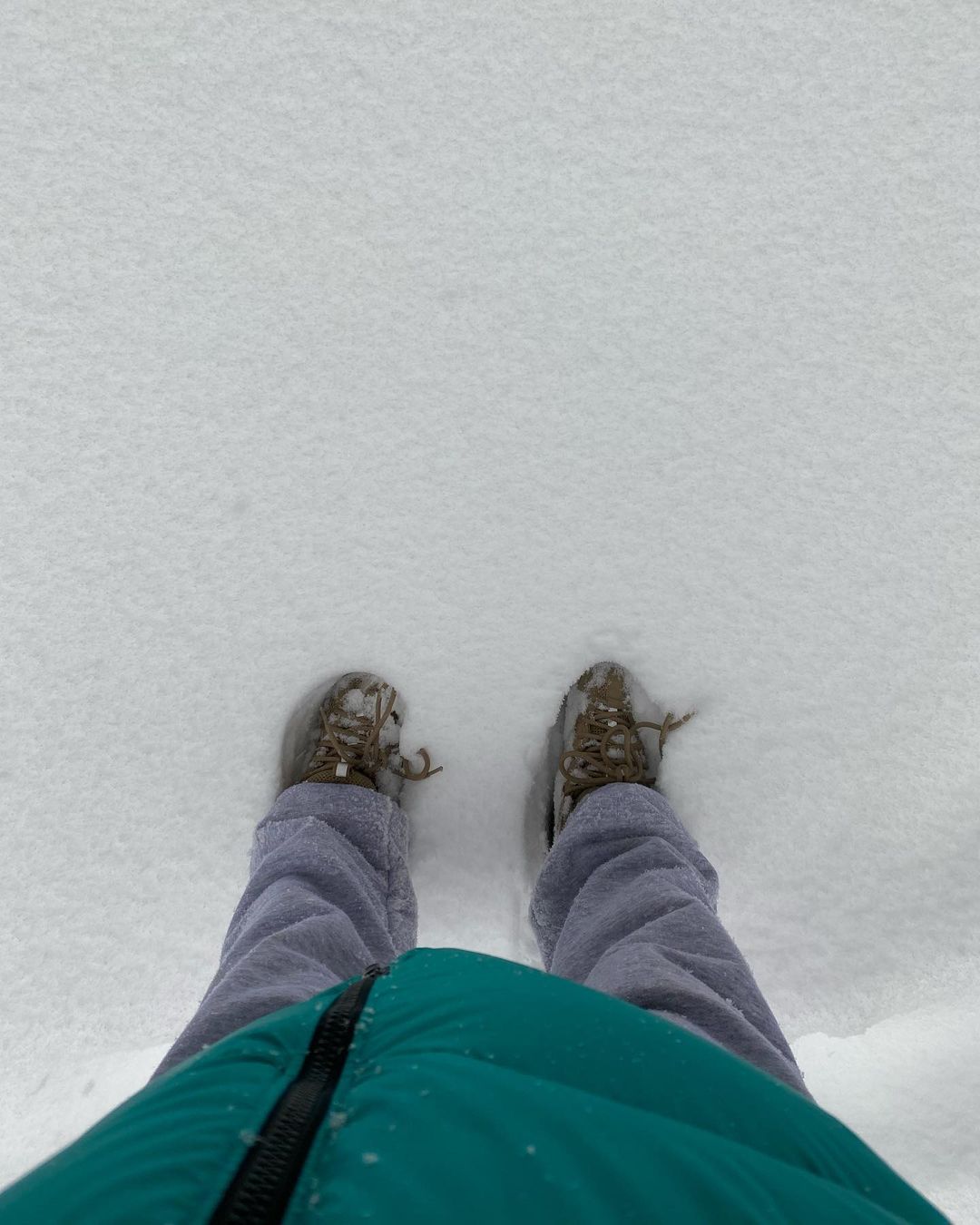 Emily Ratajkowski Enjoys a Snow Day! - Photo 1