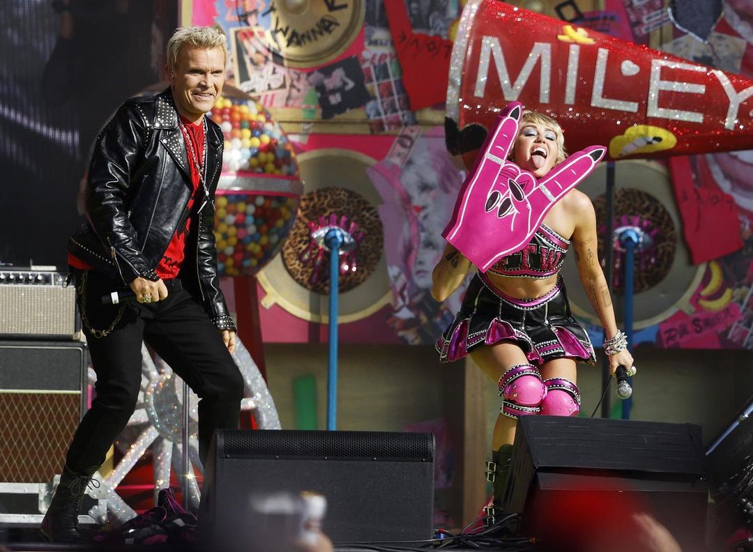 Photos n°3 : Miley Cyrus is Single and Ready to Do Whatever She Wants!