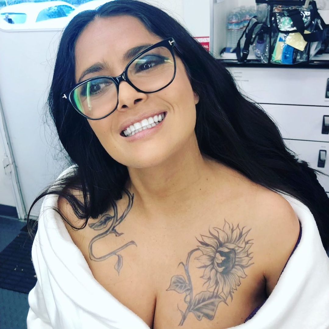 PHOTOS Salma Hayek obtient Tatted Up for Bliss!