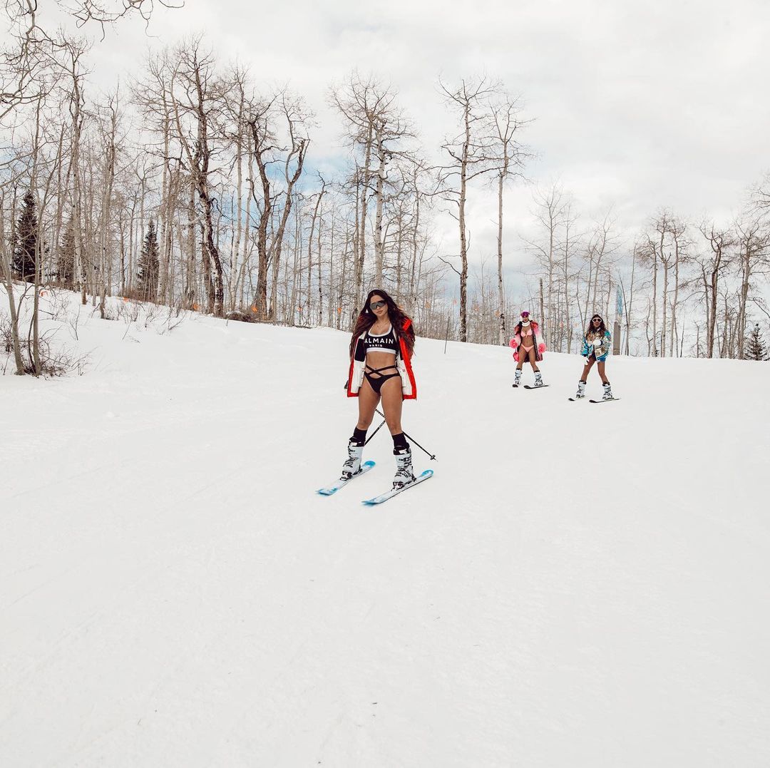 Babes en bikini bravant la neige! - Photo 10