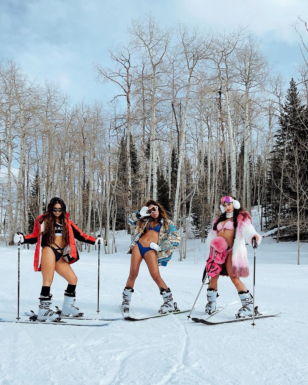 Babes en bikini bravant la neige! - Photo 12