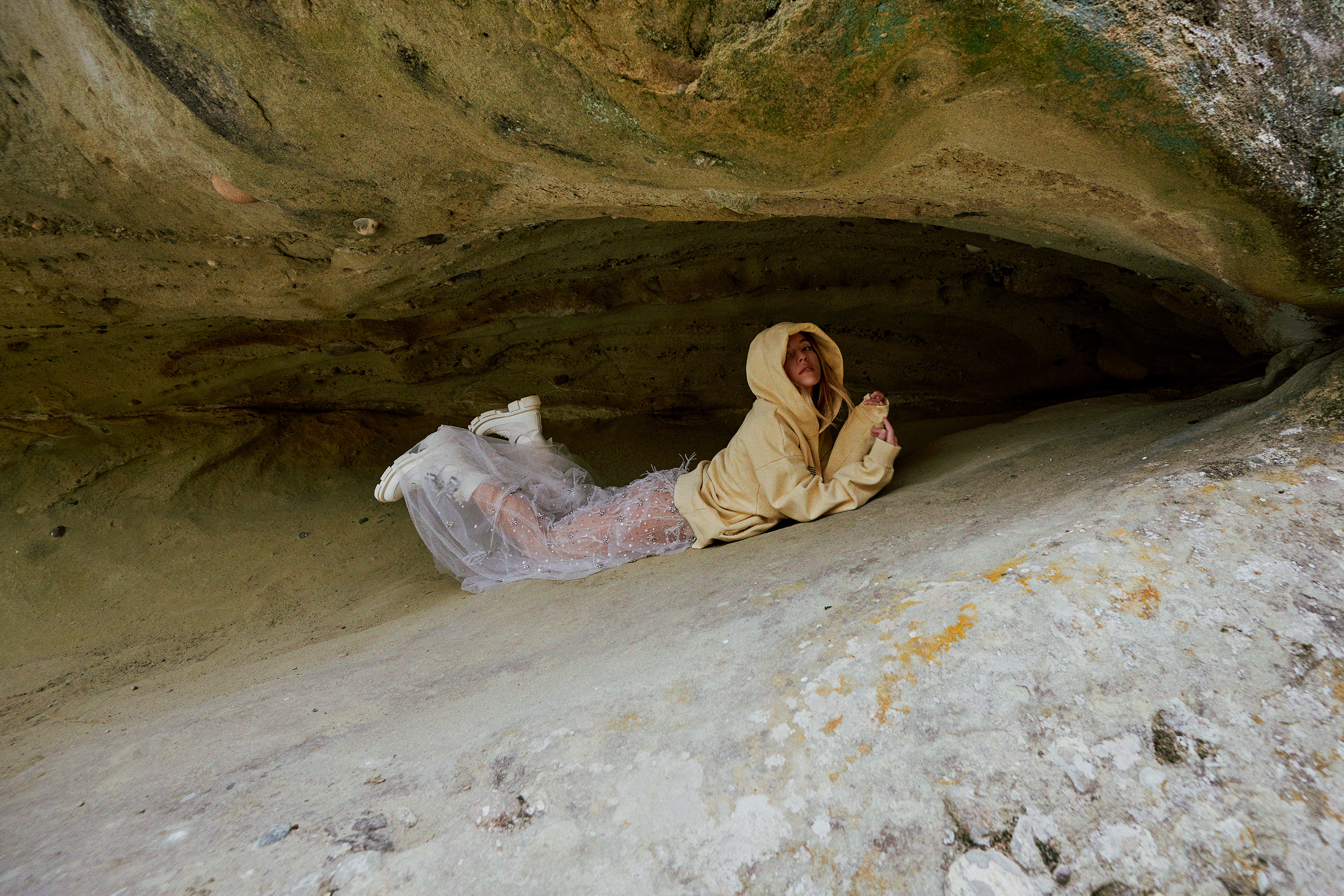 Photos n°2 : Sydney Sweeney in a Cave!