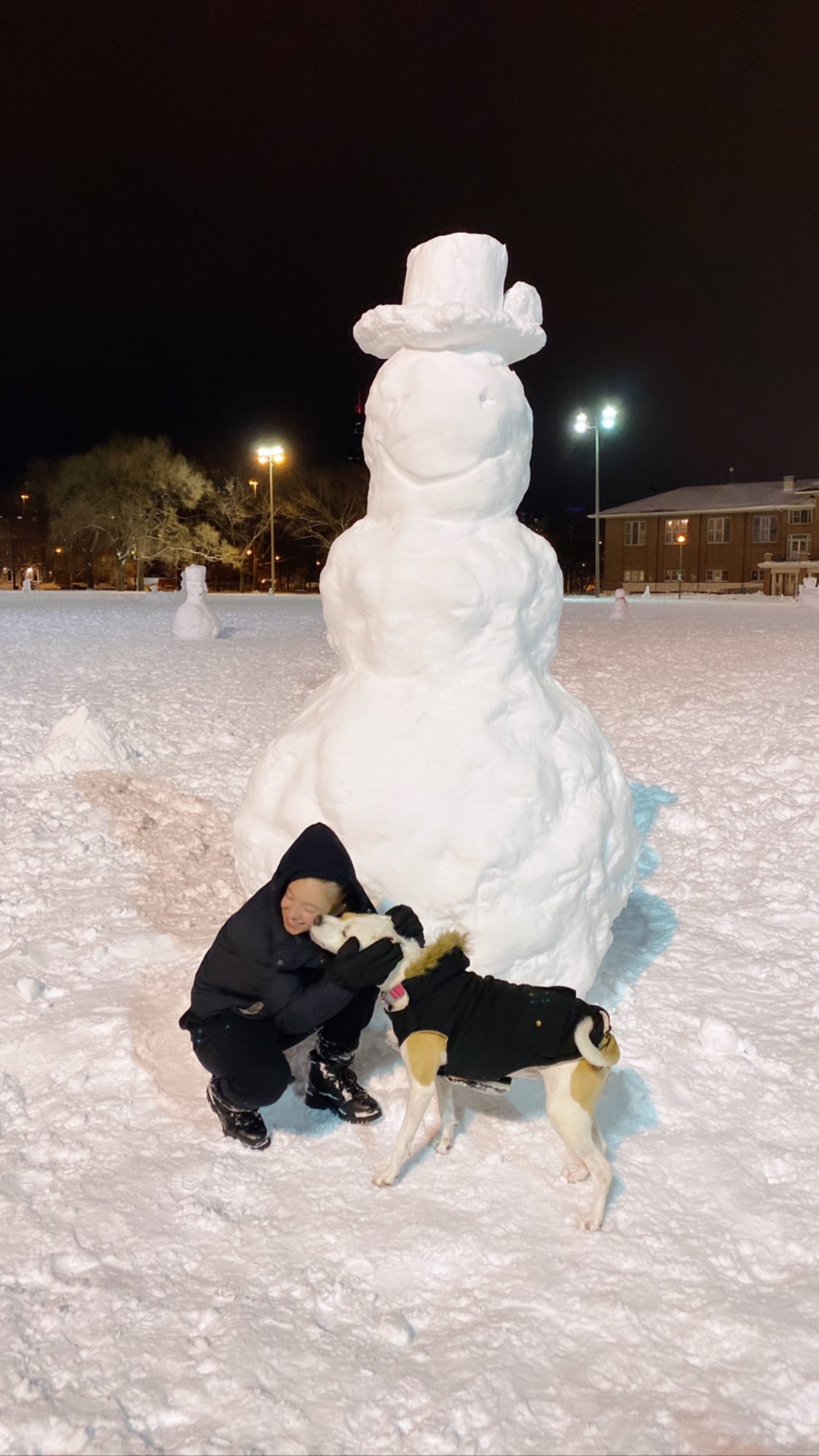 PHOTOS Sydney Sweeney construit une arme de bonhommes de neige!