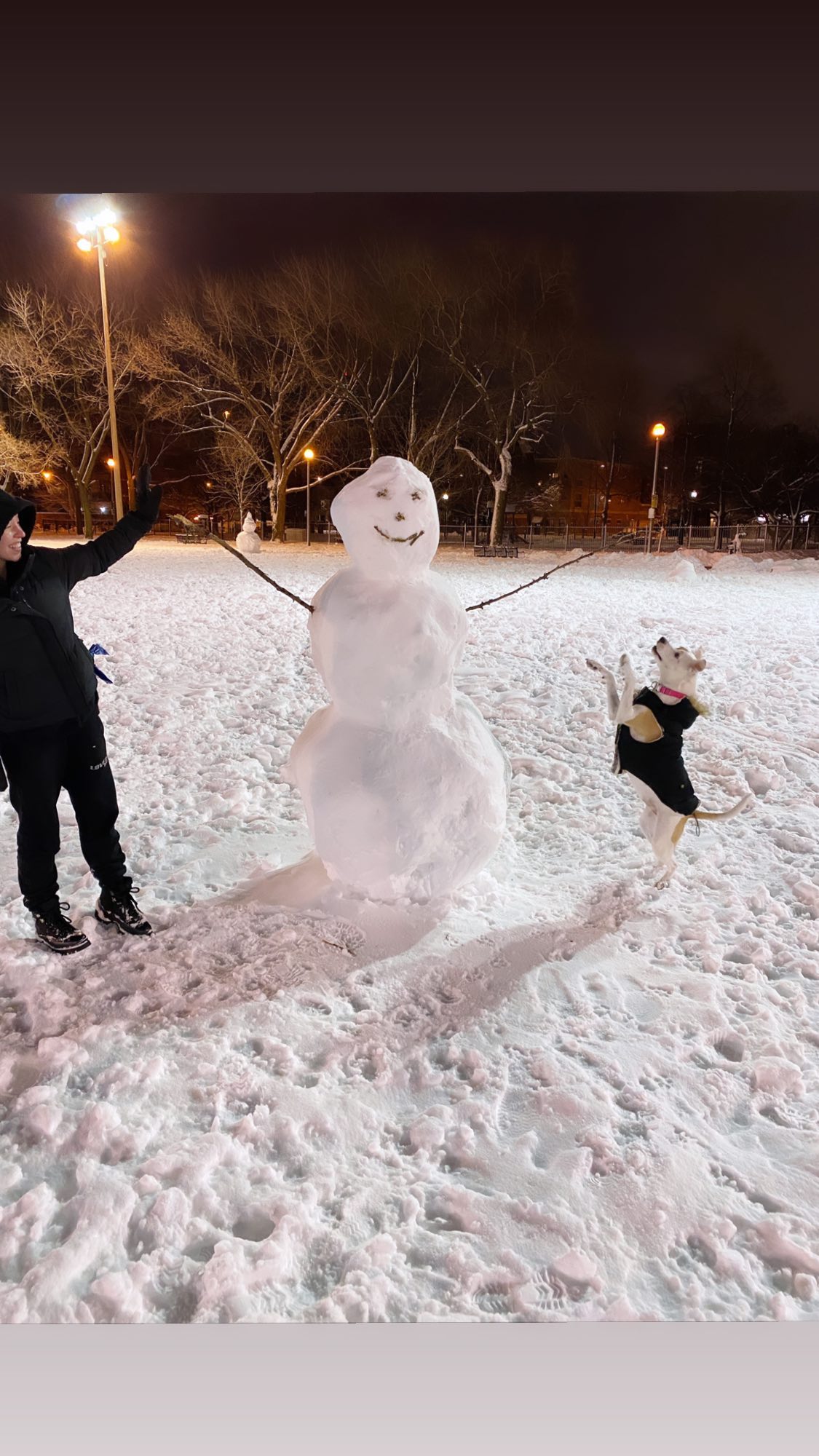 PHOTOS Sydney Sweeney construit une arme de bonhommes de neige! - Photo 3