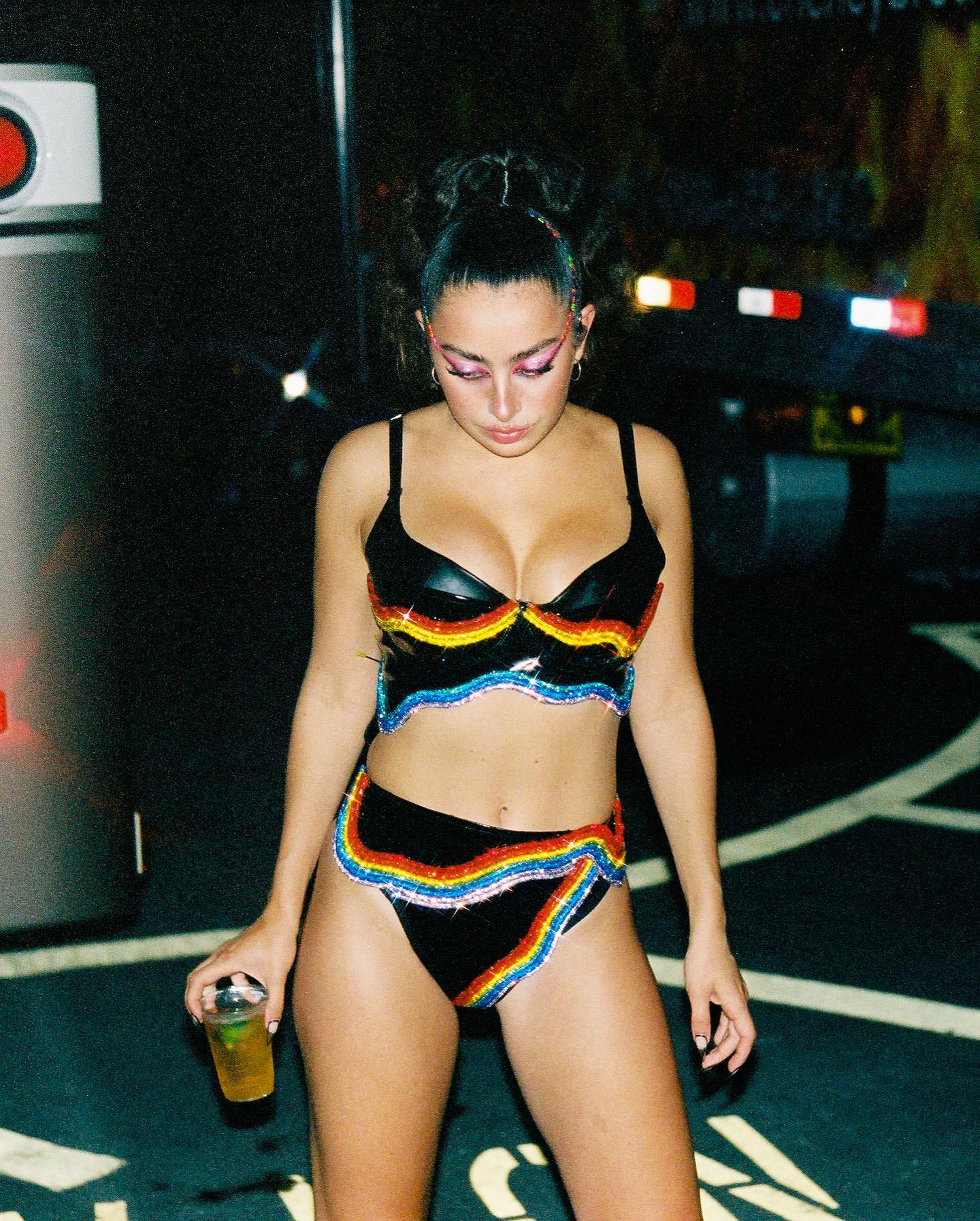 Photos n°51 : Charli XCX Looks Hot In It!
