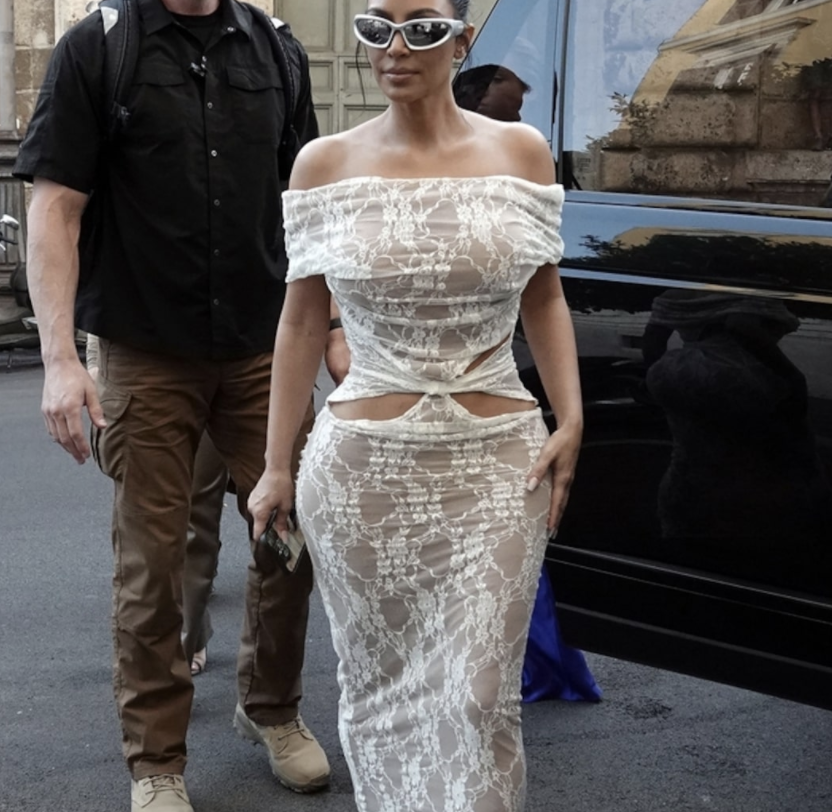 Kim Kardashian se fait scotcher pour la mode ! - Photo 53
