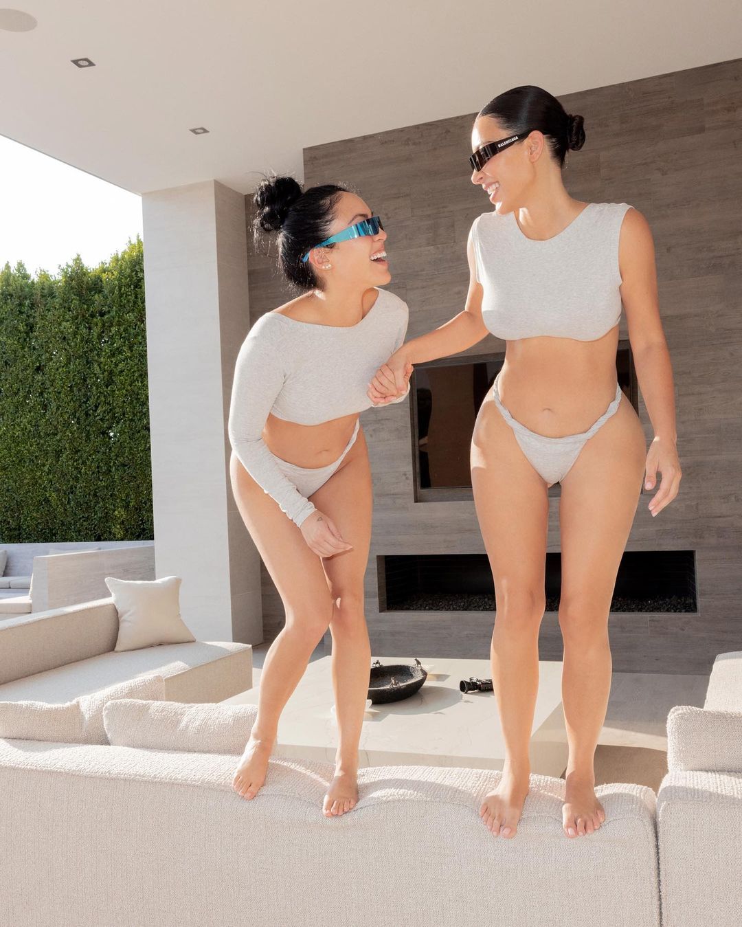 Kim Kardashian se fait scotcher pour la mode ! - Photo 37